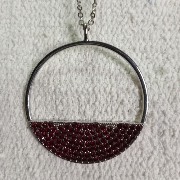 Gorgeous silvertone red round crystal pendant necklace - Picture 1 of 5